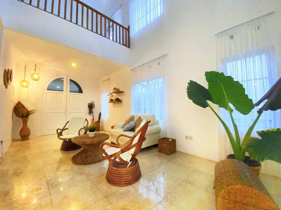 Tropical Villa By Villapedia Citaringgul Exterior photo